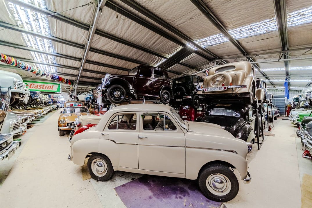 На продажу выставлен заброшенный музей с сотнями классических автомобиле 4