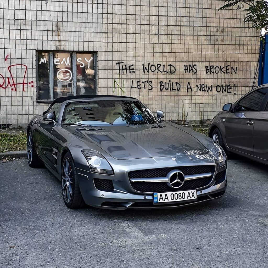 Киев – город контрастов: суперкар Mercedes засветился в захолустье 1