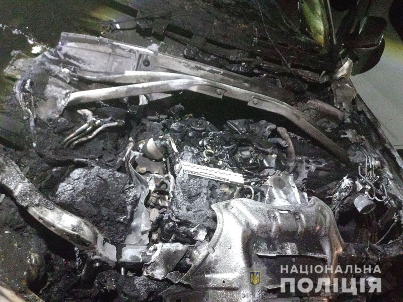 В Ровно ночью подожгли авто депутата 4