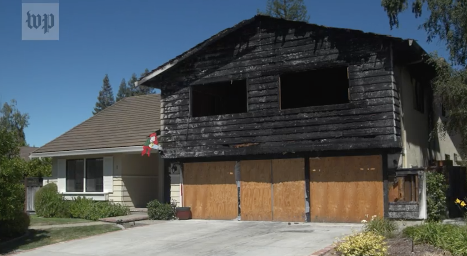 Tesla загорелась во время зарядки: сожгла соседний автомобиль и дом 1
