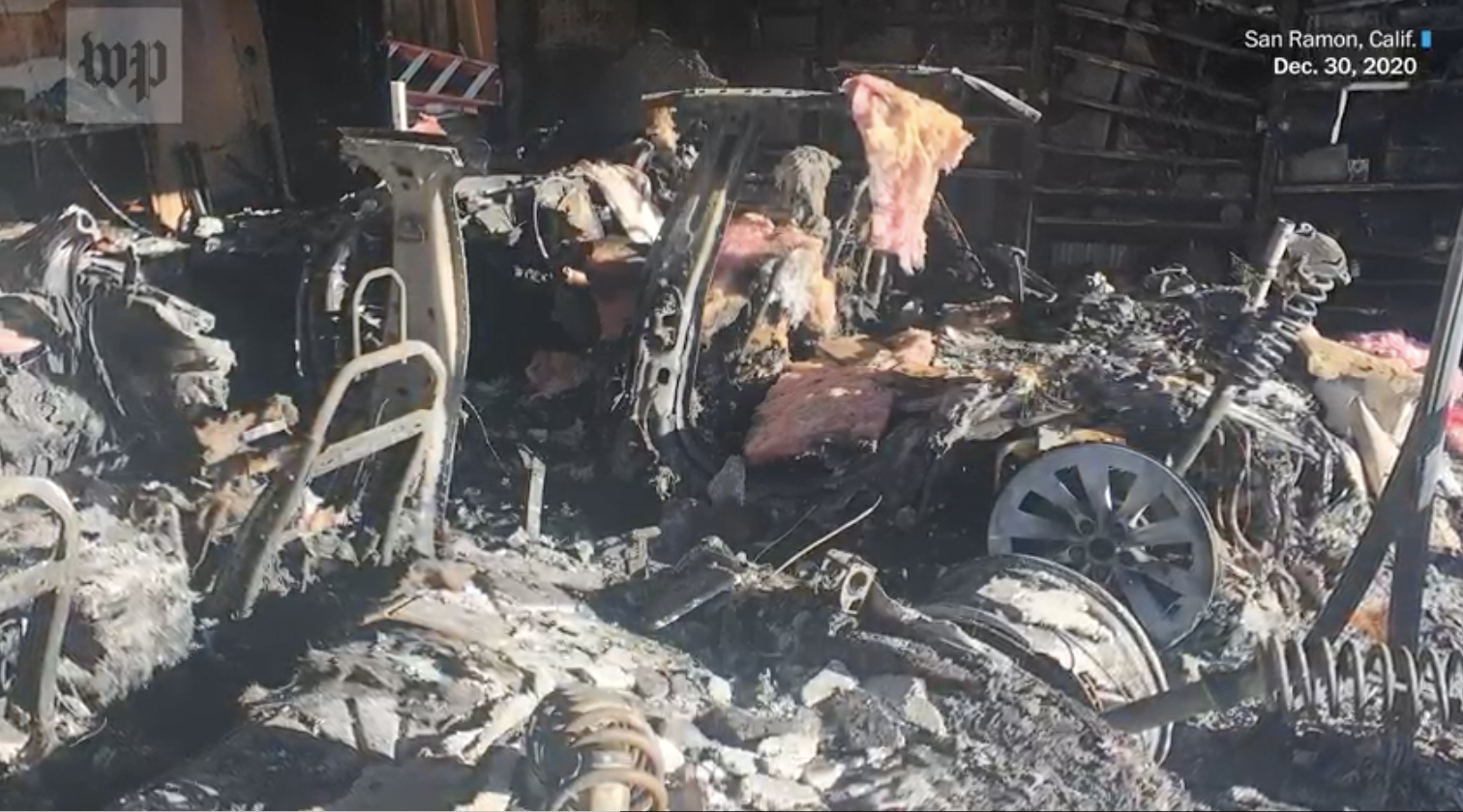 Tesla загорелась во время зарядки: сожгла соседний автомобиль и дом 3