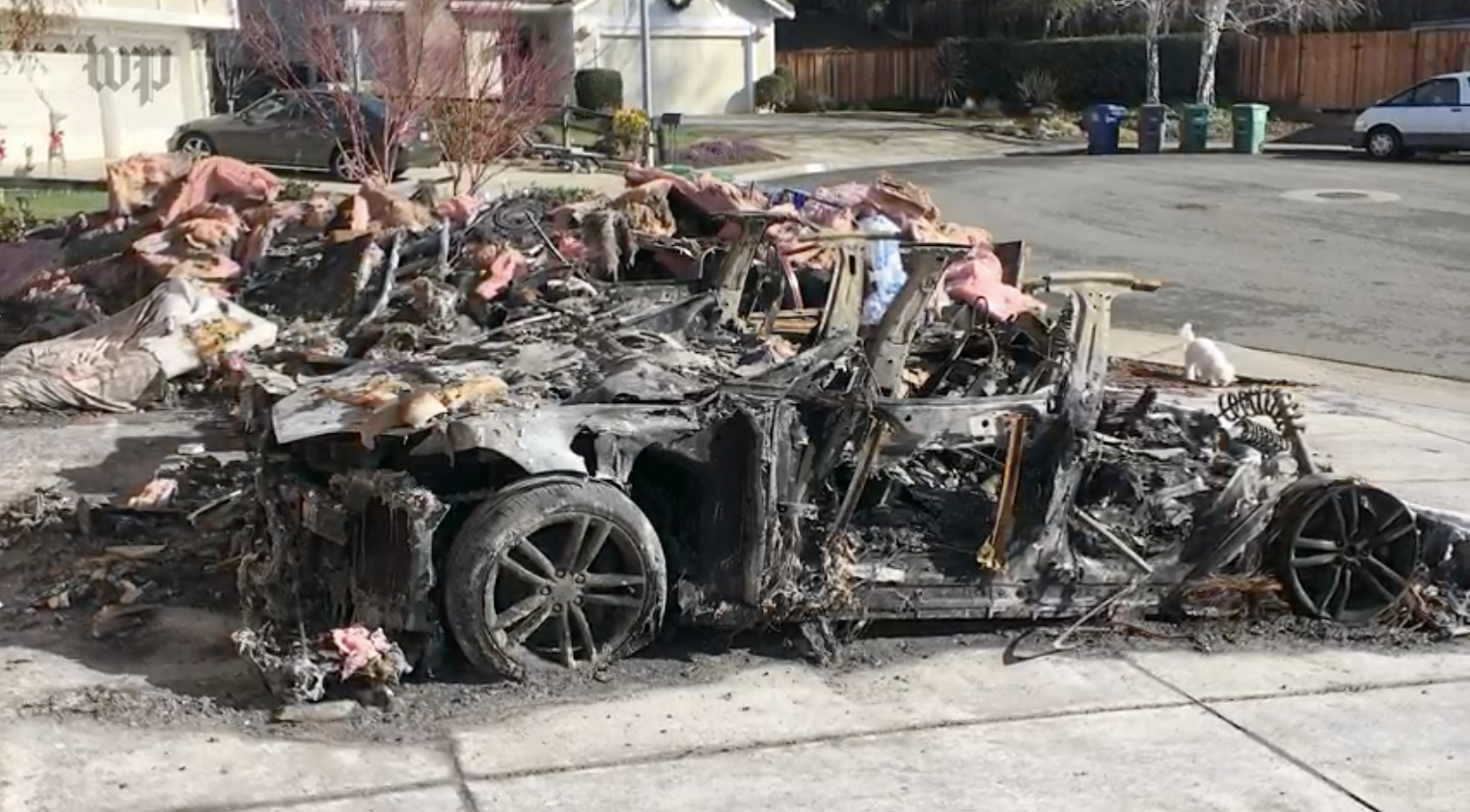 Tesla загорелась во время зарядки: сожгла соседний автомобиль и дом 2