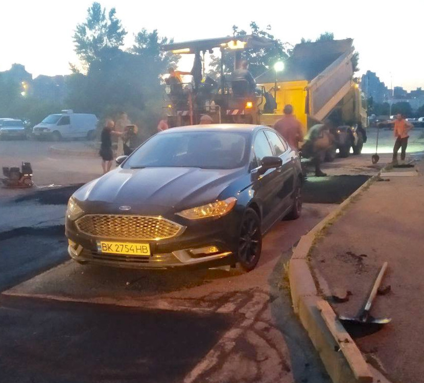 В Киеве дорожная служба уложила асфальт вокруг авто, которое 4 дня стояло на дороге 1