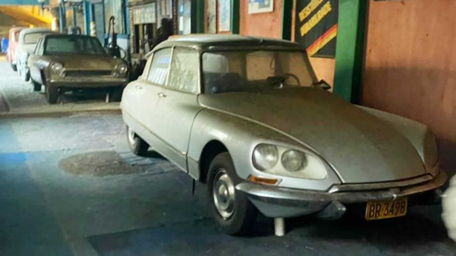 Подростки нашли заброшенную коллекцию классических автомобилей 3