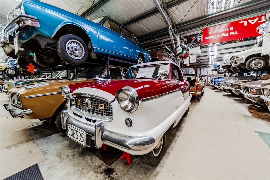 На продажу выставлен заброшенный музей с сотнями классических автомобиле 3