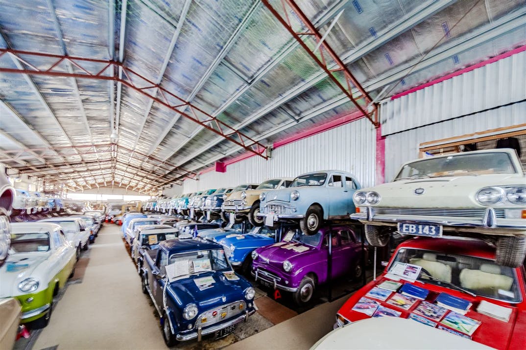 На продажу выставлен заброшенный музей с сотнями классических автомобиле 1