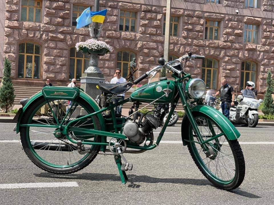 Виталий Кличко сел за руль первого мотоцикла Киевского мотозавода 3