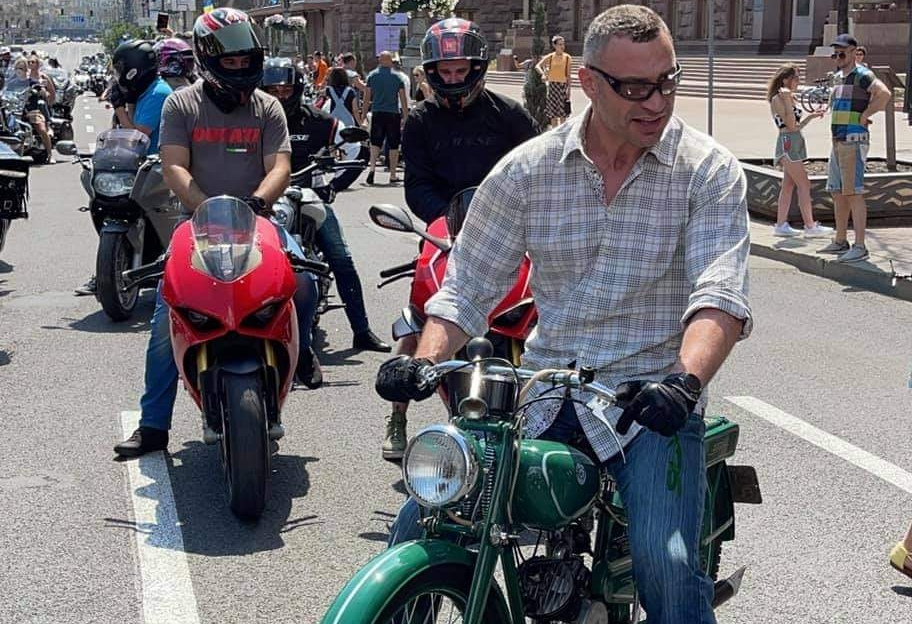 Виталий Кличко сел за руль первого мотоцикла Киевского мотозавода 1
