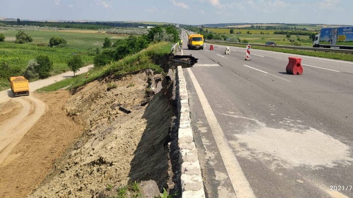 На трассе М-05 Киев-Одесса обрушилась часть дороги (фото) 2
