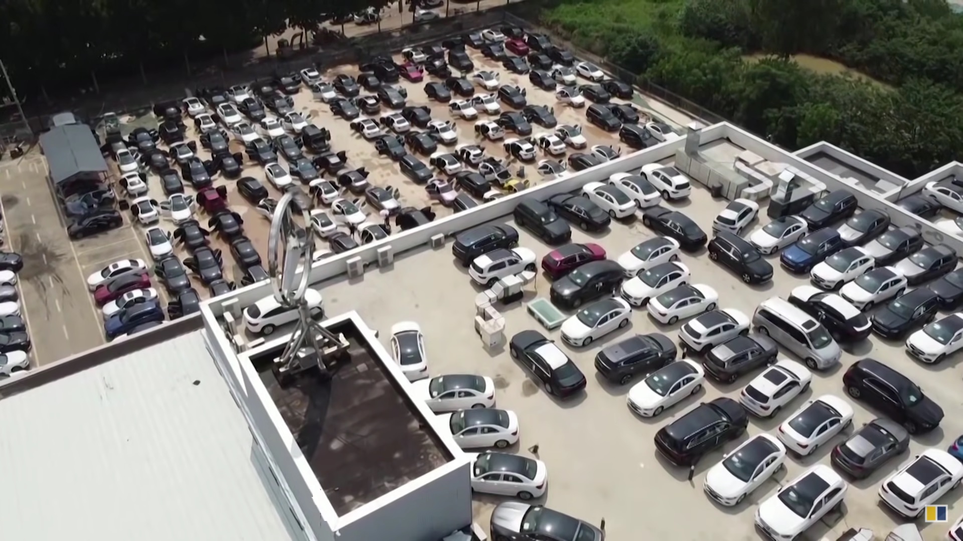 Больше сотни новых Mercedes затопило на парковке автосалона (видео) 2