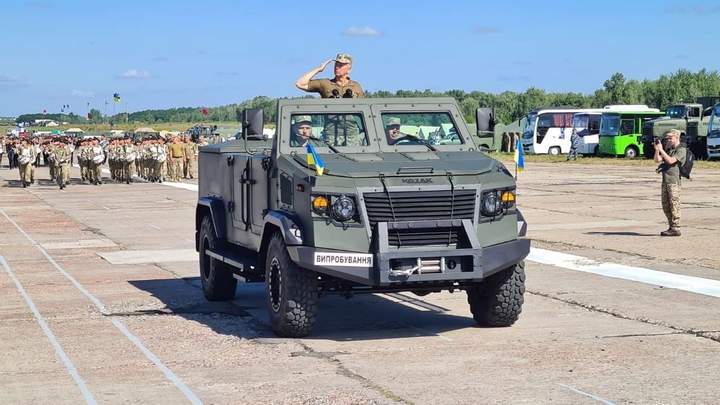 Министру обороны Украины купили бронированный кабриолет 1