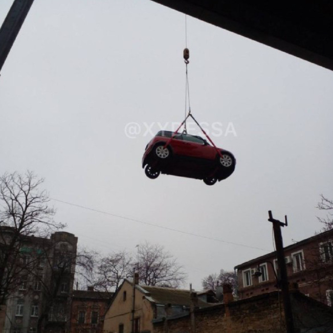 В Украине Mini Cooper зачем-то «припарковали» на балконе 7-го этажа 1