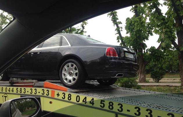 В Украине эвакуатор забрал на штраф-площадку дорогой Rolls-Royce с элитными номерами 2