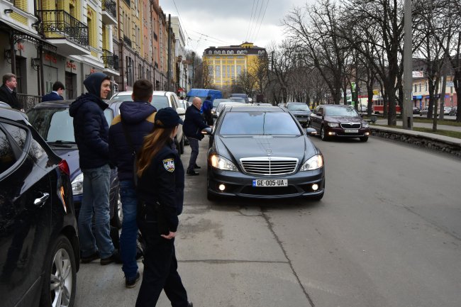 Мерседес Саакашвили стоимостью 4,4 млн грн перекрыл дорогу на глазах полицейских 1