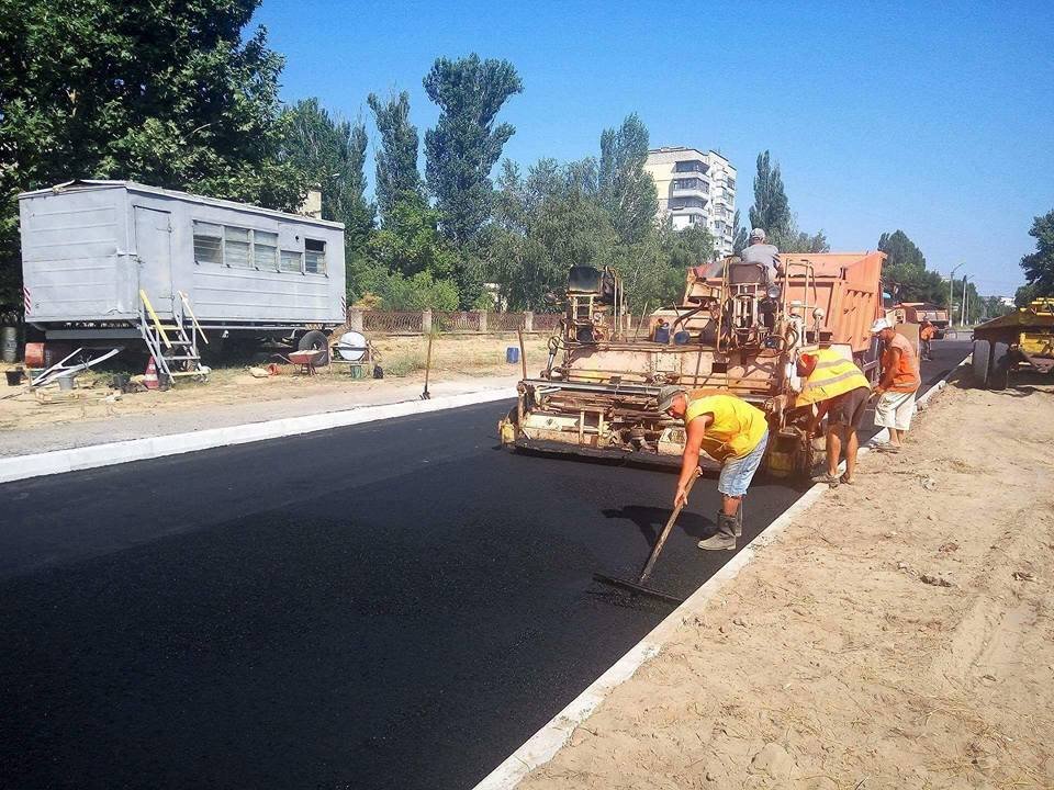 В Украине нашелся мэр, который собственноручно ремонтирует дороги 1