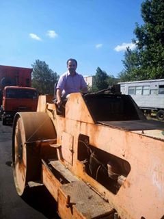 В Украине нашелся мэр, который собственноручно ремонтирует дороги 2