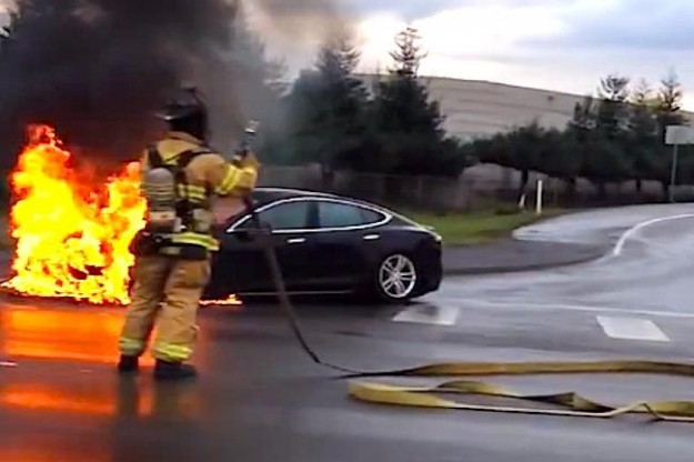 Tesla Model S сгорел на тест-драйве 2