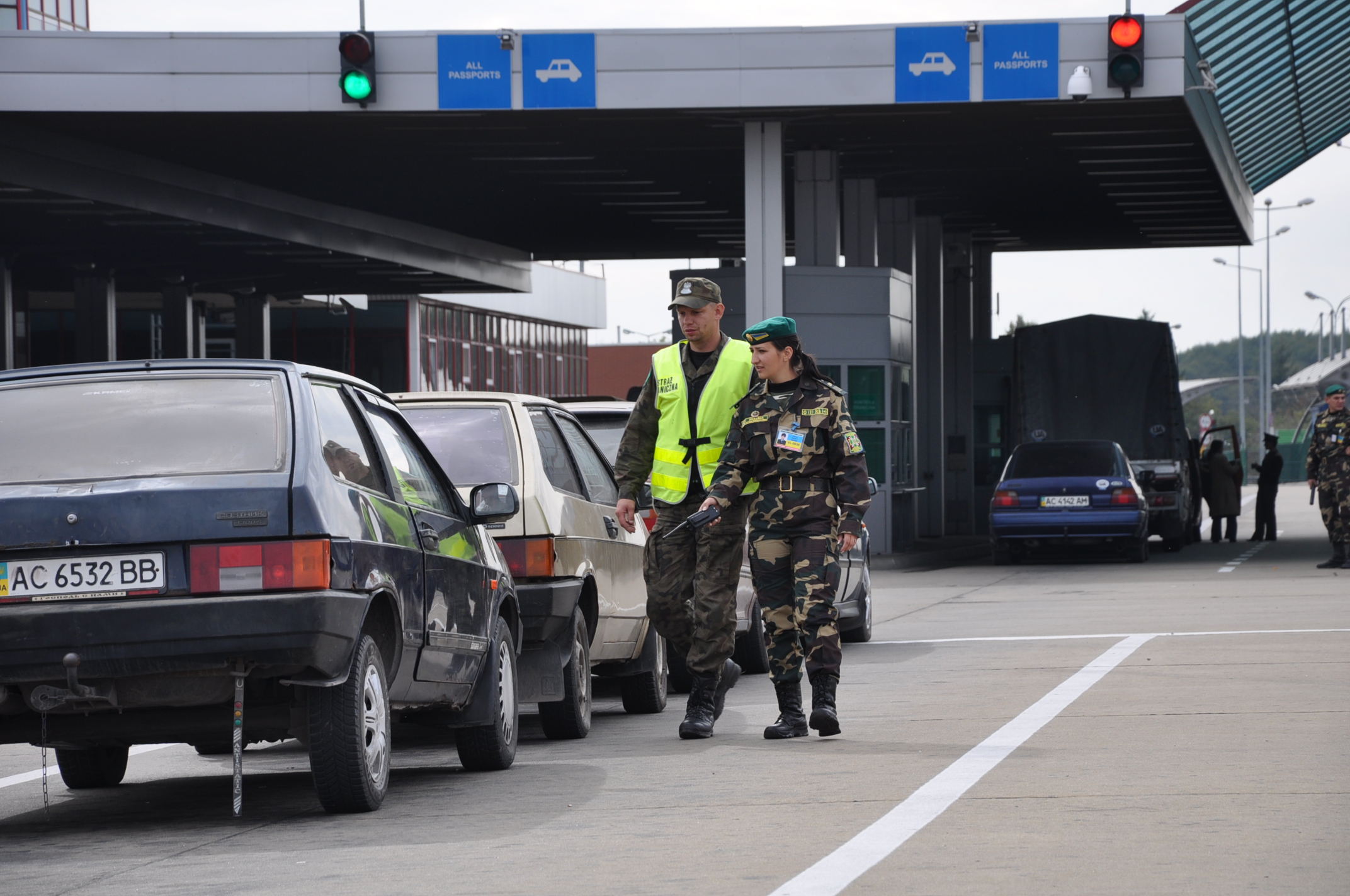 На границу с Польшей вернулись многокилометровые очереди из автомобилей 2
