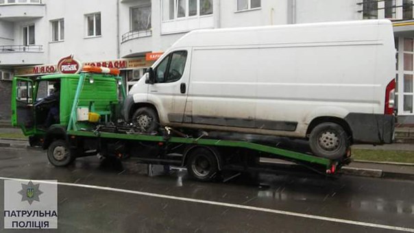 В Украине продолжают эвакуировать неправильно припаркованные авто 1