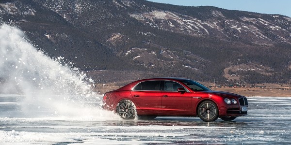 Седан Bentley Flying Spur достиг максимальной скорости на льду 1