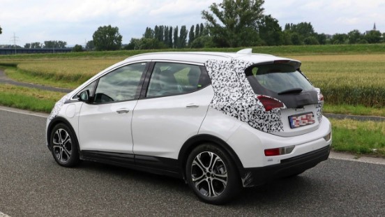 Opel тестирует свой электромобиль 3