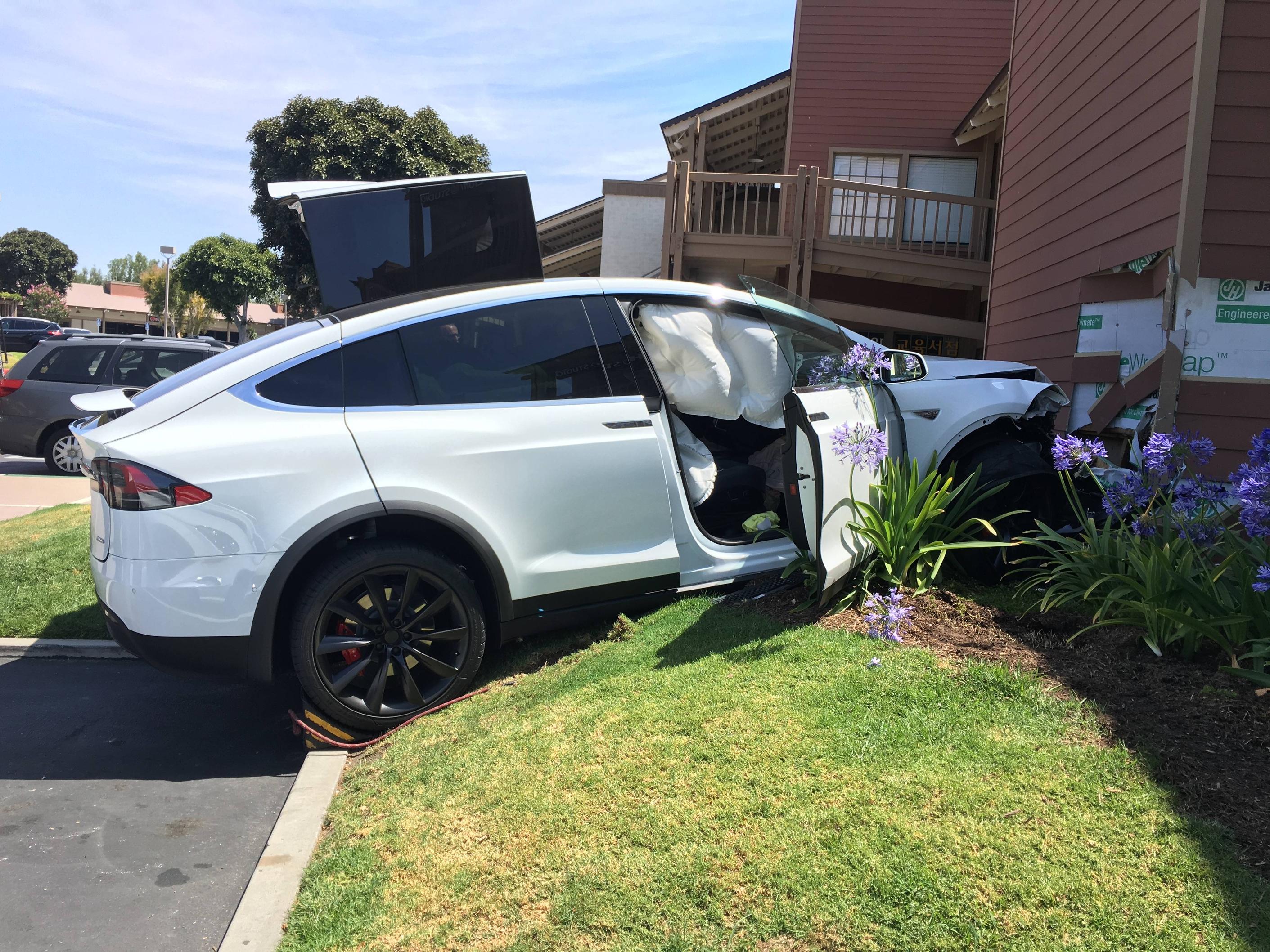 Смертельная авария с электрокаром Tesla может поставить крест на разработках беспилотных авто 3