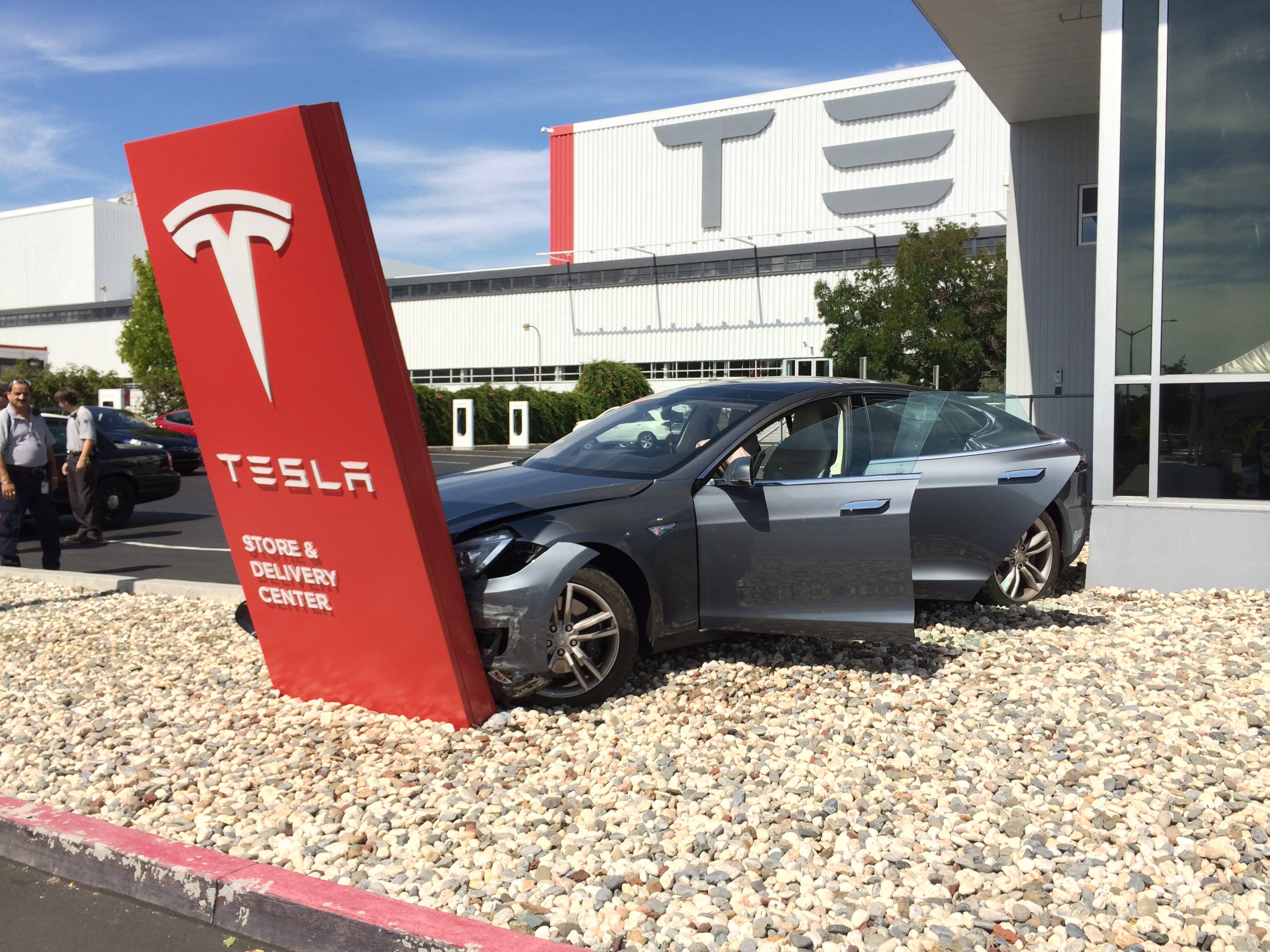 Смертельная авария с электрокаром Tesla может поставить крест на разработках беспилотных авто 2