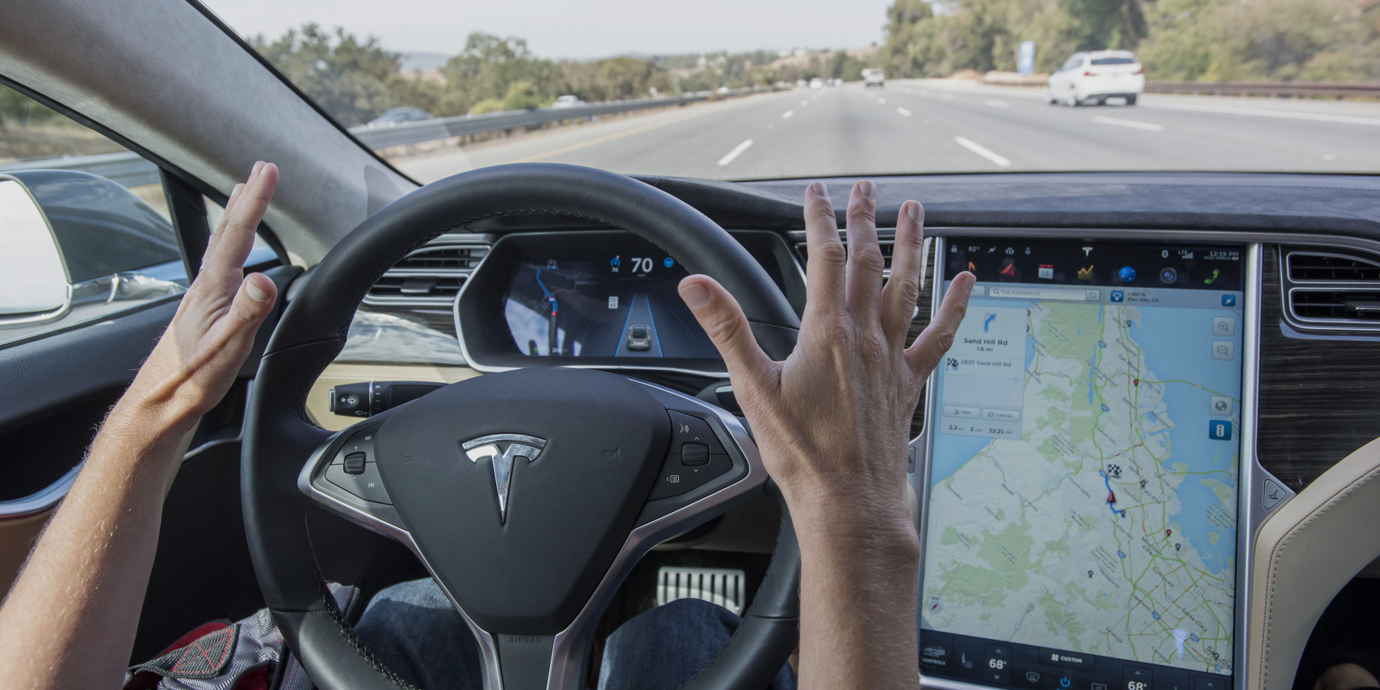 Сбой системы: «автопилот» Tesla завез машину в «отбойник» 1
