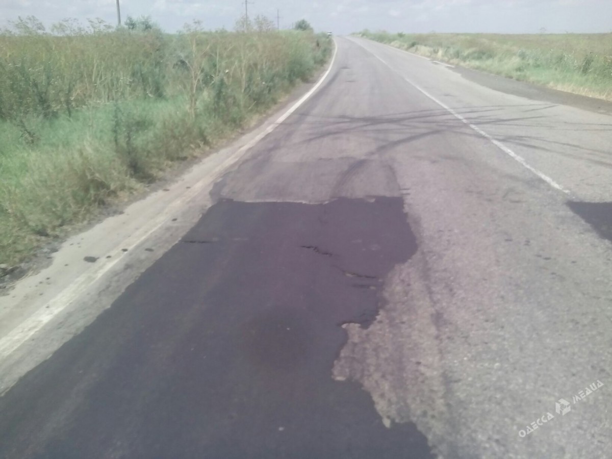 Ремонт дорог по-украински: свежий асфальт «продержался» три дня 2