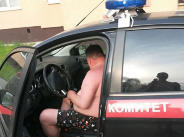 Российские чиновники ездят за рулем без одежды, слушая шансон 2