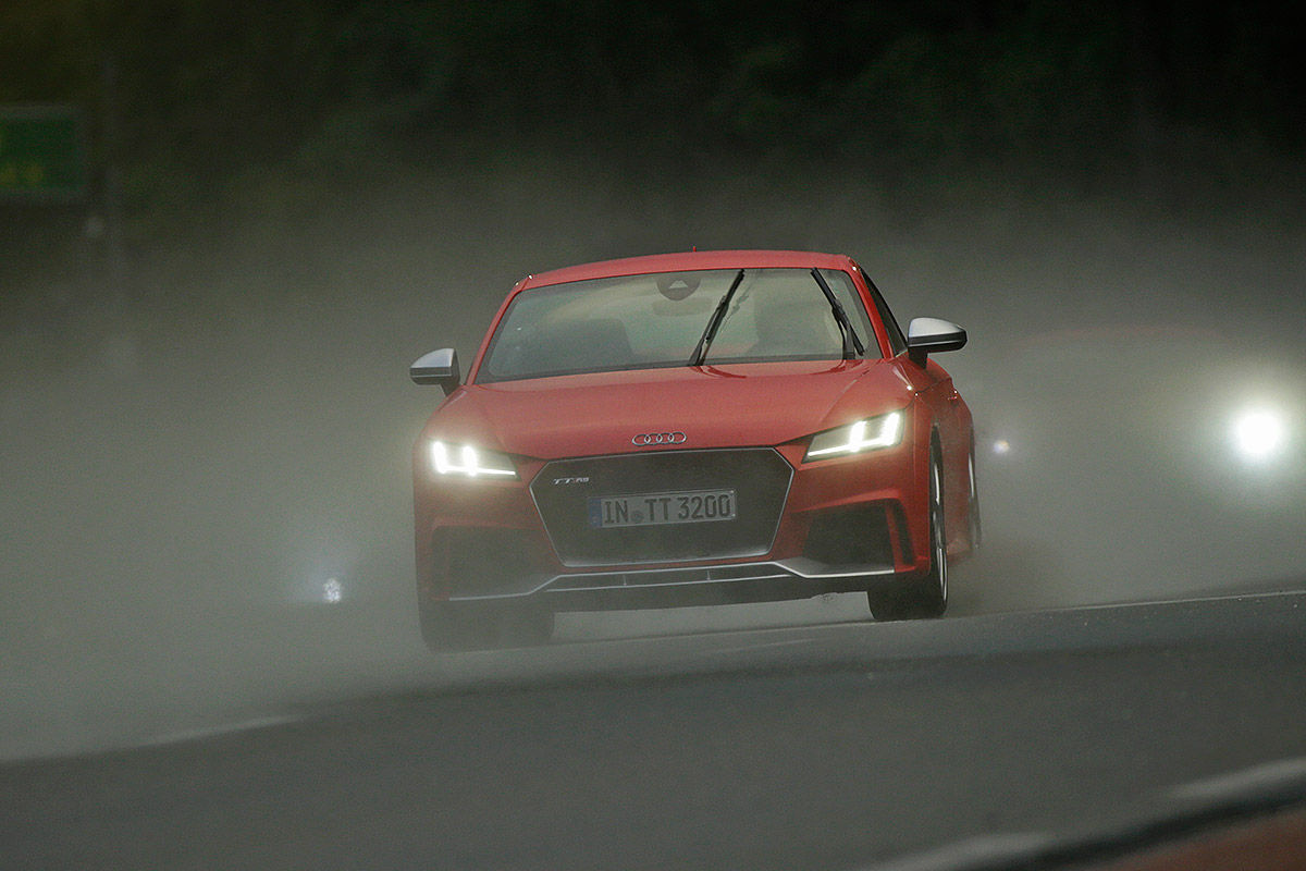 «Превосходя прочих»: тест-драйв Audi TT RS 8