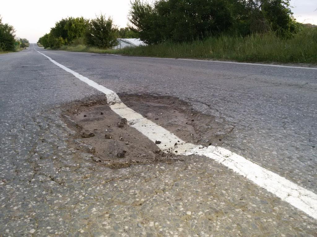 «Выбоины не помеха»: в Крыму наносят дорожную разметку прямо поверх ям 1