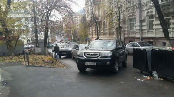 В Киеве «автохам» заблокировал проход пешеходам 1