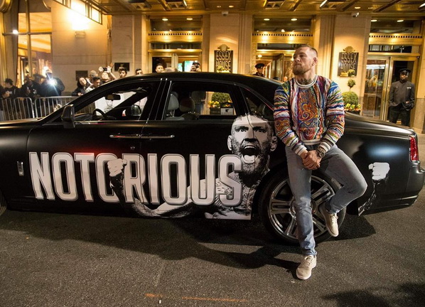 Перед боем чемпиону UFC подарили эксклюзивный Rolls-Royce 1
