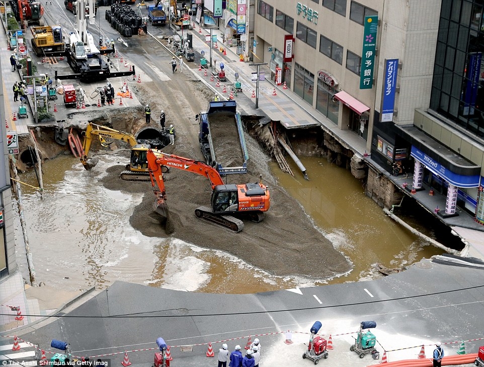 В Японии 30-метровую яму на дороге ликвидировали за двое суток 1