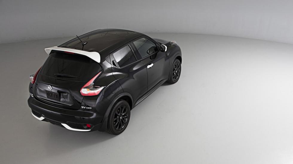Черный Nissan Juke «пошел белыми пятнами» 1