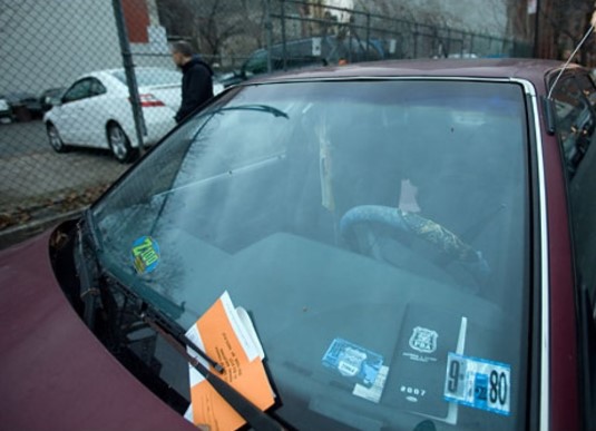 Украинские нарушители правил парковки будут получать штрафы «под стекло» 1