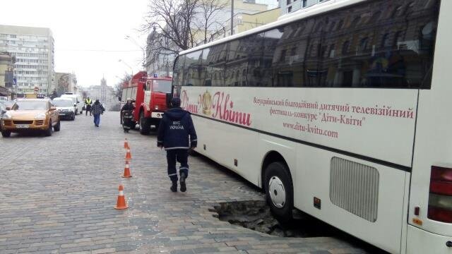 В столице провалился под землю автобус с детьми 1