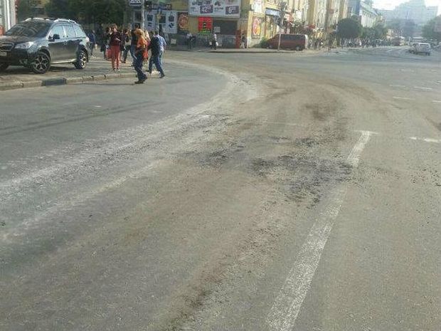 «Киевавтодор» пожаловался на военную технику, которая уничтожила дорожное покрытие 1