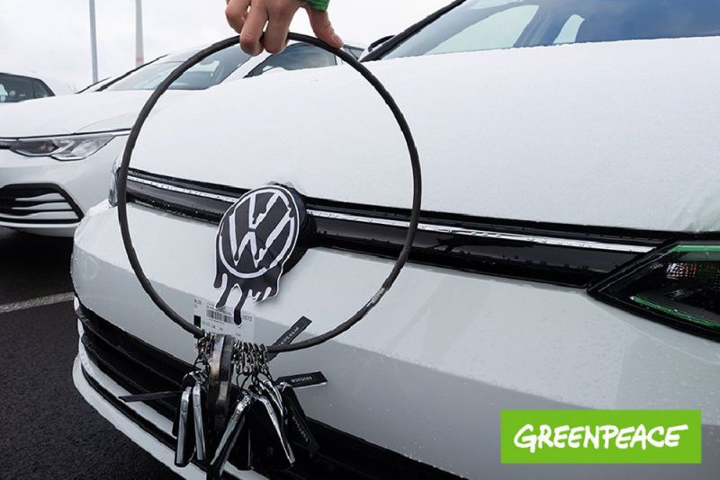  Активисты Greenpeace ворвались на завод и украли ключи от новых Volkswagen 1