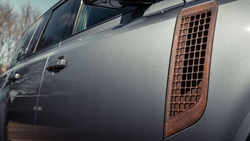Внедорожник Land Rover Defender предложили тюнинговать ржавыми деталями 2
