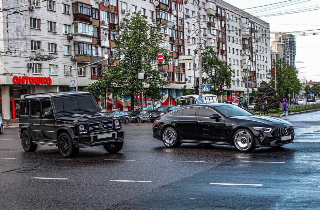 В Украине заметили крутой кортеж на Mercedes 1