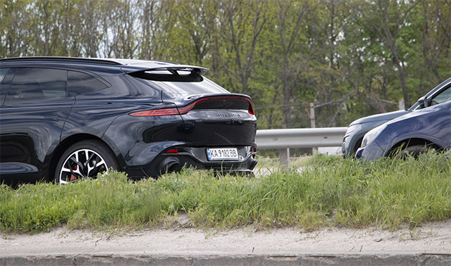 В Украине новейший кроссовер Aston Martin DBX попал в ДТП  2
