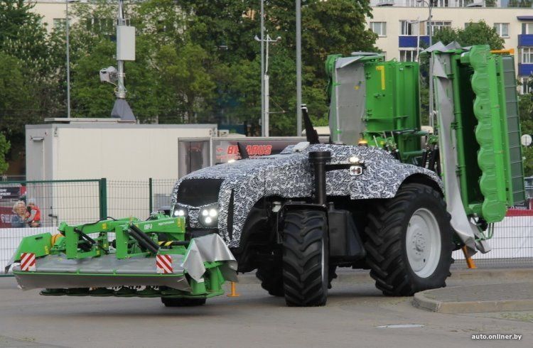 В Минске показали первый белорусский беспилотный трактор 1
