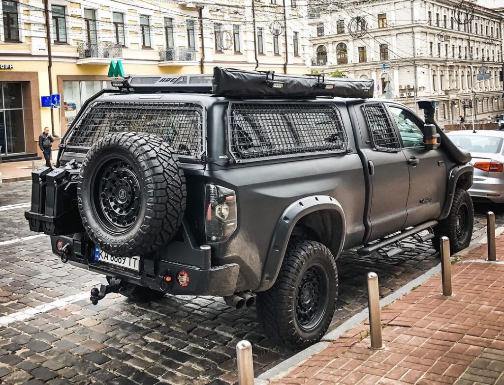 В Украине появился впечатляющий тюнингованный пикап Toyota 2