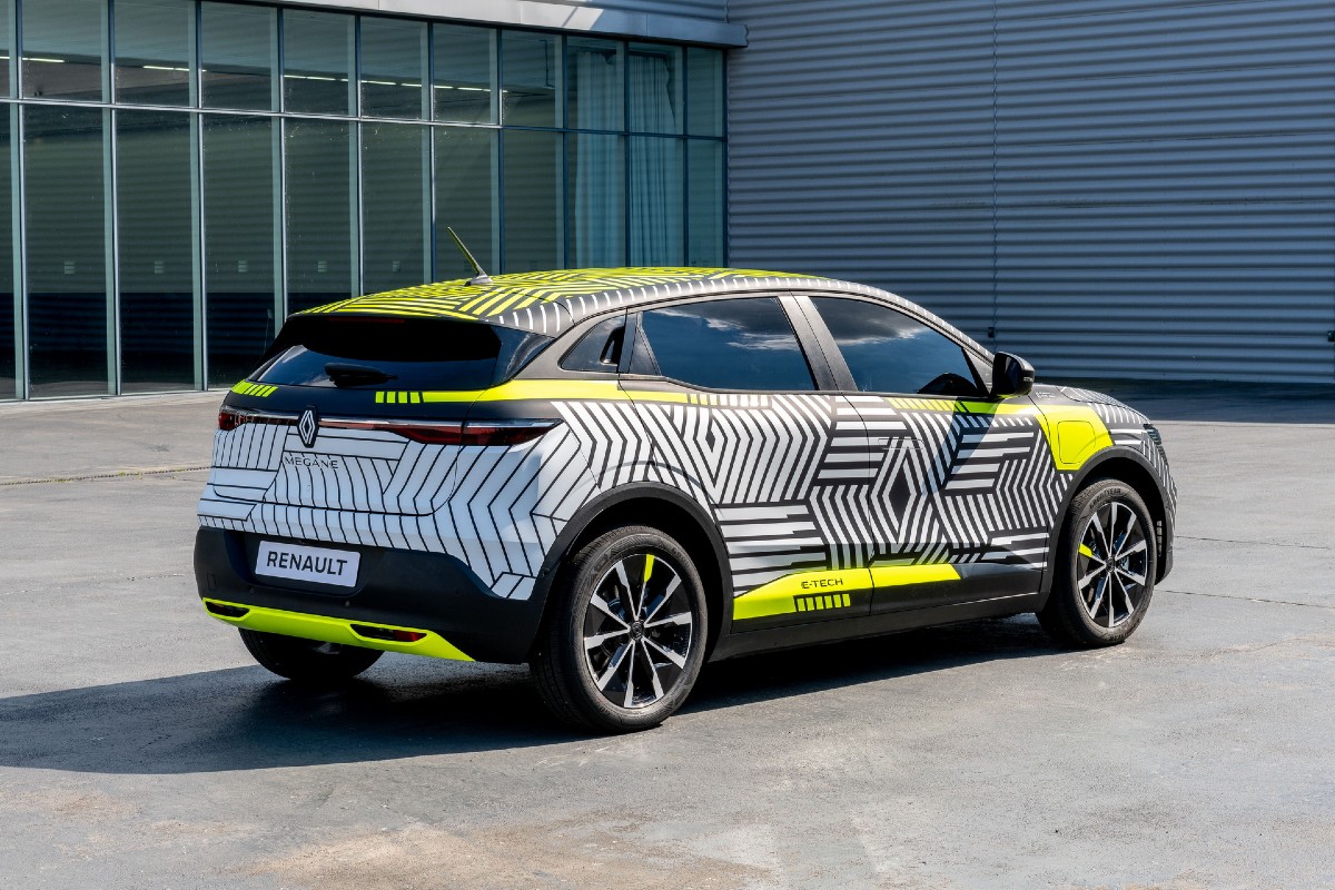 Предсерийную версию Renault Megane E-Tech Electric показали на фото 4