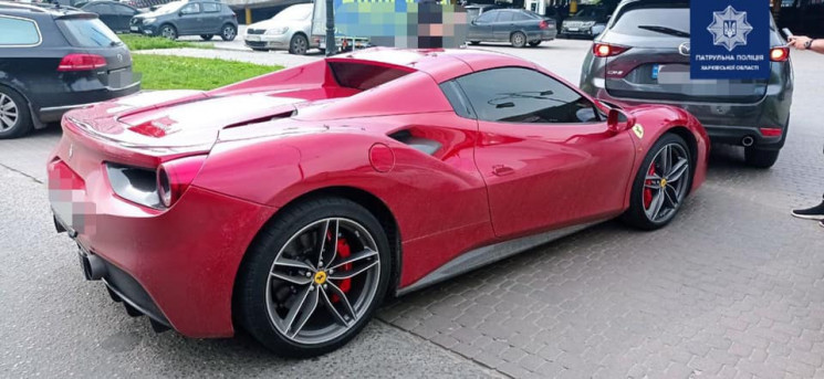 Дорогой суперкар Ferrari в Украине попал в курьезное ДТП 1