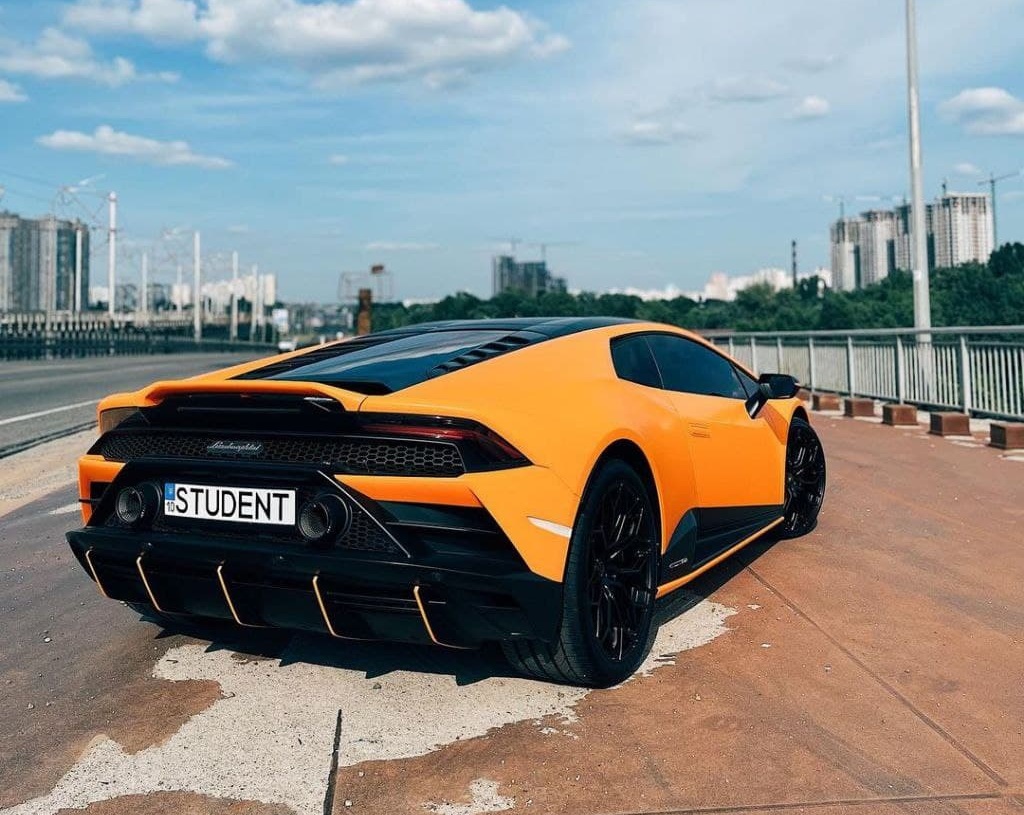 В Украине появился яркий лимитированный суперкар Lamborghini 3