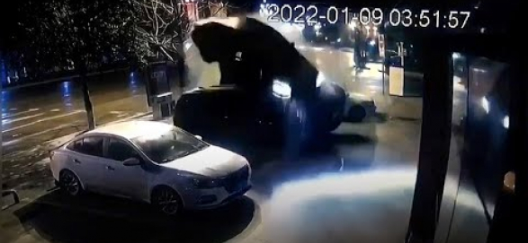 Очень странное ДТП: автомобиль после аварии упал на парковку и приземлился точно на свободное место (видео)