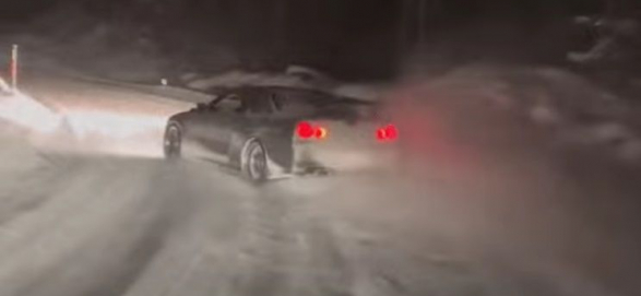 Дрифт Nissan Skyline R34 GT-R V-Spec и Ford F-150 Raptor на снегу (видео)